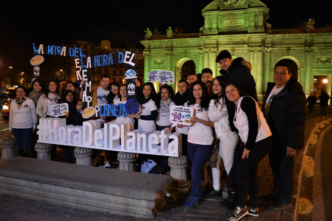 embajadaporpaz's tweet photo. La #EMAP en #España se unió a la Hora del Planeta, en #Madrid en la Puerta de Alcalá  #Barcelona  en el Centre Civic Can Basté  #Sevilla en el Muelle de Sal #Tarragona en el Circo Romano y #Mallorca #Conectate #Connect2Earth #EarthHour #HoraDelPlaneta #HijosdelaMadreTierra https://t.co/KKG6wSVI4M