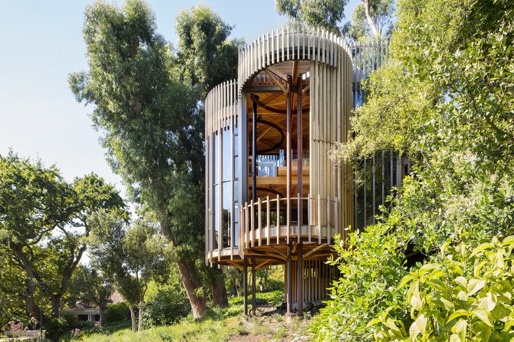 Guayadesign's tweet photo. Zo kun je ook iets heel bijzonders midden tussen fraaie bomen ontwerpen. #Hout op een wel hele bijzondere manier toegepast. https://t.co/sAAmgTjbsz