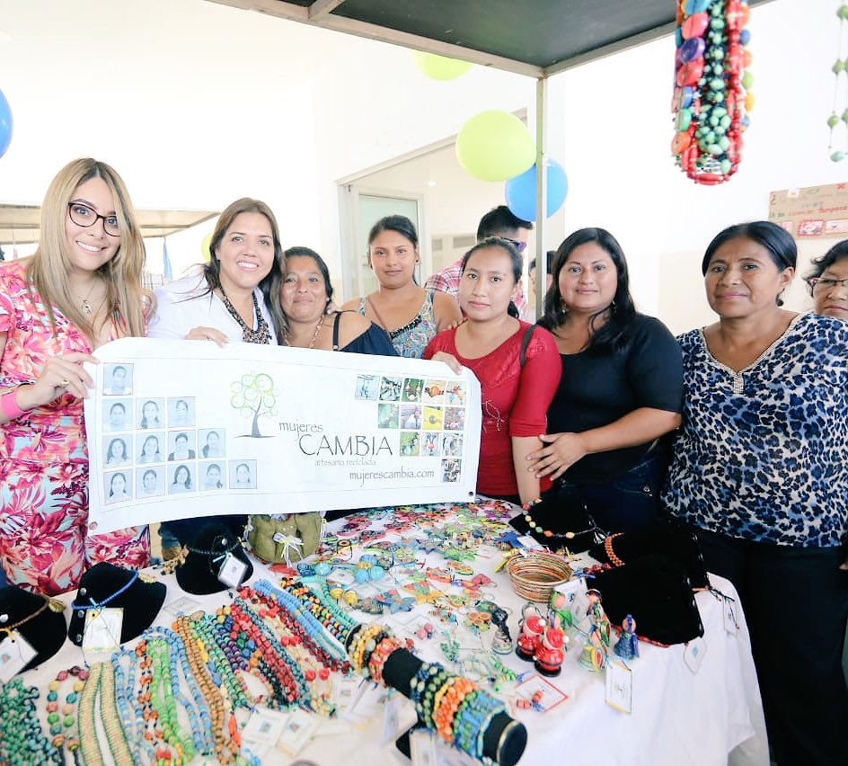 marialevicuna's tweet photo. Durante el diálogo que mantuve con pequeños productores y representantes del sector privado en la Comuna San Pablo de Santa Elena, reiteré con firmeza mi apoyo para que la Economía Popular y Solidaria esté en el sitial que merece.

¡Vamos juntos hacia un desarrollo real! https://t.co/X26fkuV7nV