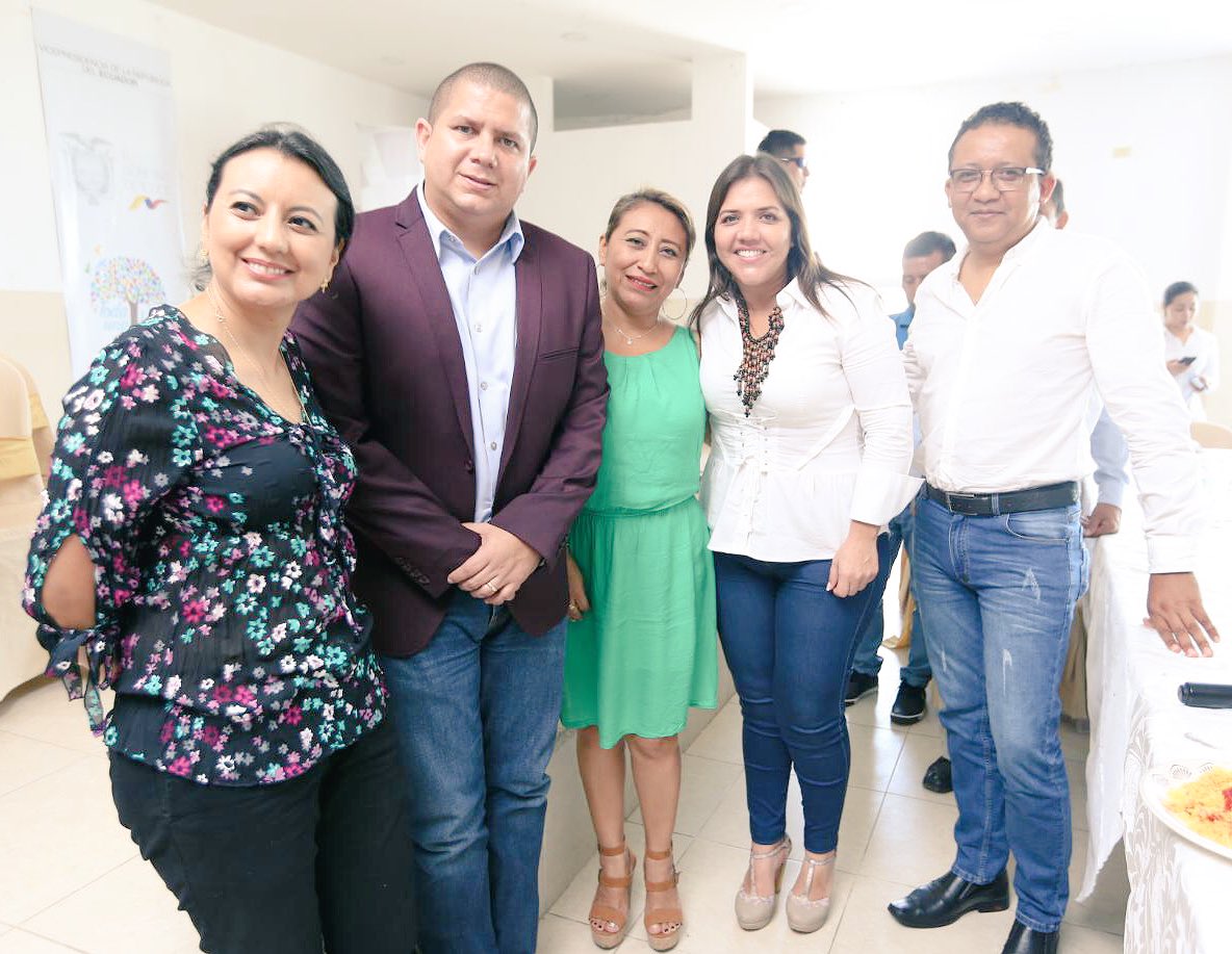 marialevicuna's tweet photo. Durante el diálogo que mantuve con pequeños productores y representantes del sector privado en la Comuna San Pablo de Santa Elena, reiteré con firmeza mi apoyo para que la Economía Popular y Solidaria esté en el sitial que merece.

¡Vamos juntos hacia un desarrollo real! https://t.co/X26fkuV7nV