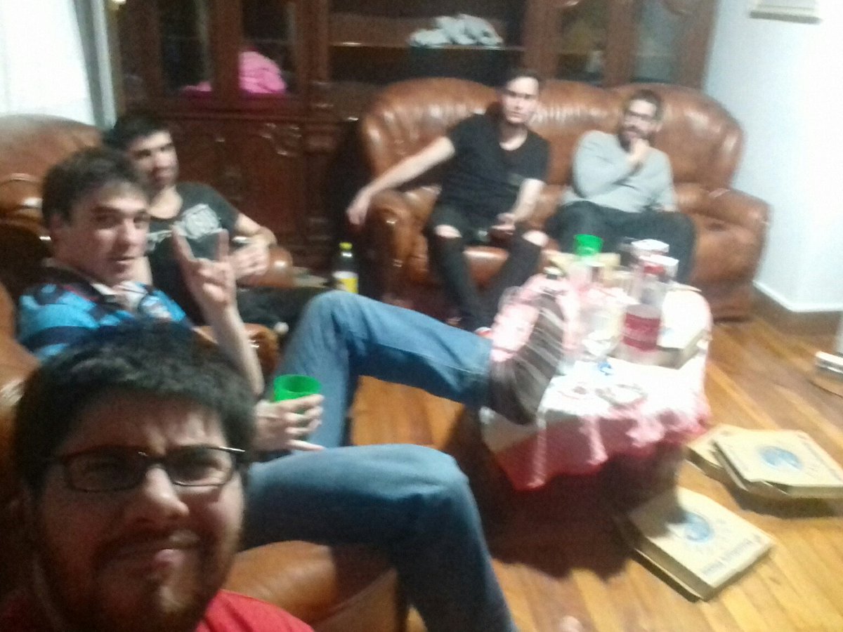 BalonmanoDeusto's tweet photo. Celebrando el resultado de hoy contra @EscoBalonmanoBi. Partido disputado hasta el final, en el que al final se ha llevado el gato al agua el dream team. #Cmamut https://t.co/rdkMZmNSMc