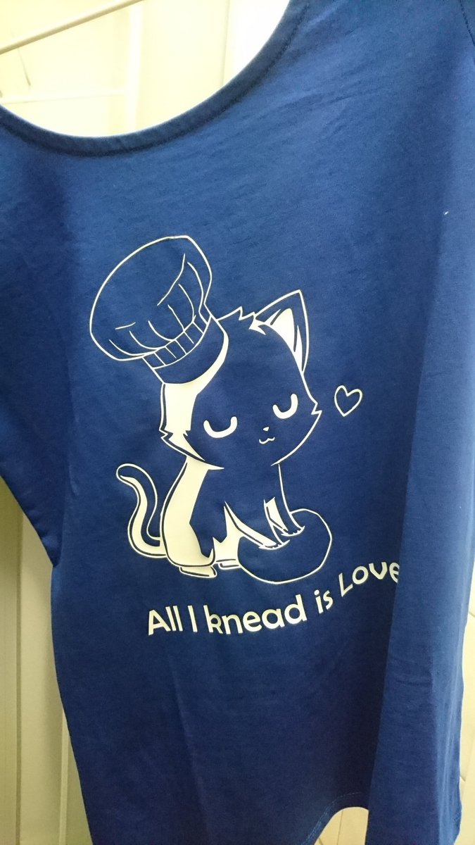 AnnDorphin's tweet photo. Bald habe ich das tollste Shirt der Welt. @WurfelundZucker #backfee #kuchenliebe https://t.co/0zehAWGg2w