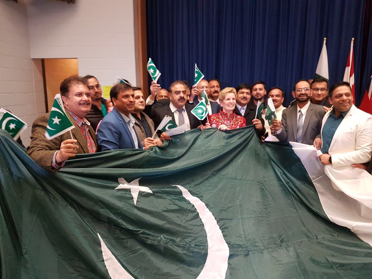 snajmi23's tweet photo. Celebrating Pakistan Republic Day with Premier @Kathleen_Wynne , MPP @ShafiqQaadriMPP , MPP @mazharshafiq , MPP @imranmian and Team #ImranNow https://t.co/UikaOMWeDb