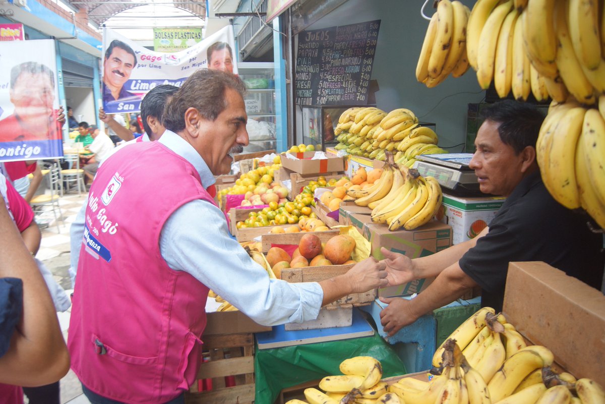 JulioGagoPe's tweet photo. El tren de Avanza País no se detiene, iniciamos nuestro día caminando por los mercados de San Miguel. Gracias por el apoyo. ¡Súbanse al tren del Progreso! #SanMiguelAvanza #LimaAvanza  #AvanzaPais https://t.co/oifMwvacVu
