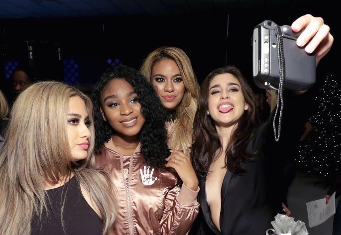 FifthHarmonyUPL's tweet photo. Fifth Harmony WYGRAŁY nagrodę #KCA za FAVORITE MUSICAL GROUP! #FavMusicalGroup https://t.co/GZ57PA0nLz
