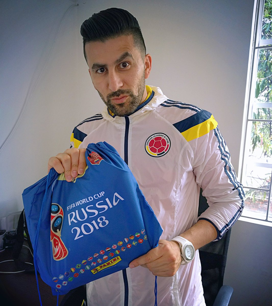 ⚽🏆👍🏻💪🏻😎 Pillen pues, está de lujo el diseño del álbum Panini @PaniniCol para #Rusia2018 y ni hablar de la edición especial de tapa dura. #PaniniFIFAWorldCup https://t.co/JeRyPNlYue