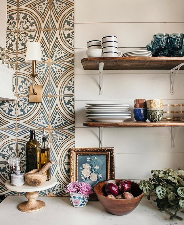 This kitchen, that tile, the styling🙌🏼 So perfect. Don’t you love it? Photo credit:📸 @thewhitebuffalostylingco 
#swoonworthysaturday •
•
•
#smmakelifebeautiful #ingrainedinstyle #howyouhome #sodomino #foundforaged #myeclecticmix #currenthomeview … ift.tt/2Gm4BJX