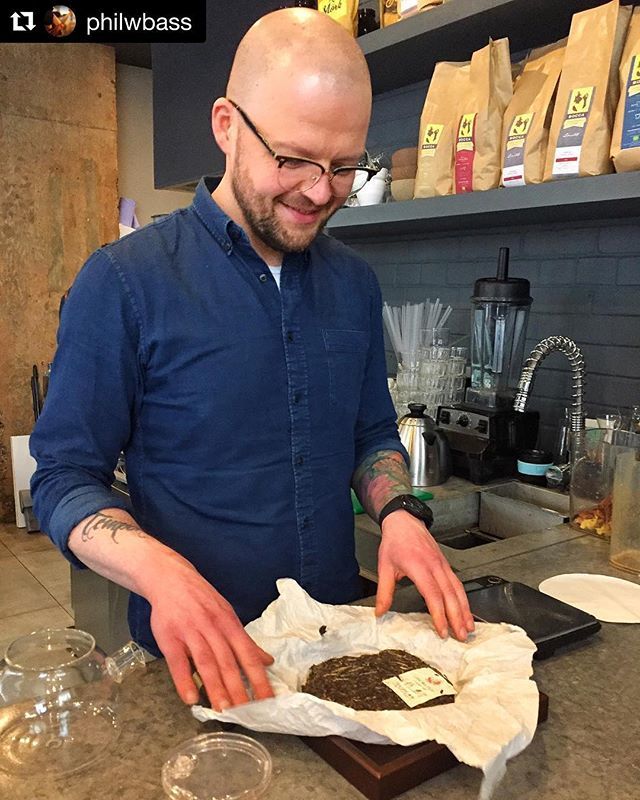 TEASPEC_'s tweet photo. Trendy London cafe serving #teaspec Pu’er tea cake using #lazypour teapot  #Repost @philwbass with @get_repost
・・・
How many specialty coffeeshops offer great pu'erh tea? We enjoyed our visit to @tabxtablondon as always -  @tabxtablondon quality focus… https://t.co/YxX1VCwfNY https://t.co/hofC27mFls