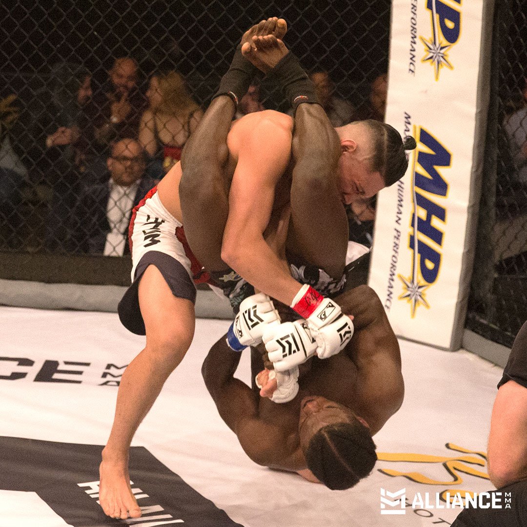 CFFCMMA's tweet photo. CFFC70 in pictures: Cesar Balmaceda def Hopeton Stewart #CFFC70 https://t.co/XOnLU5cEJq