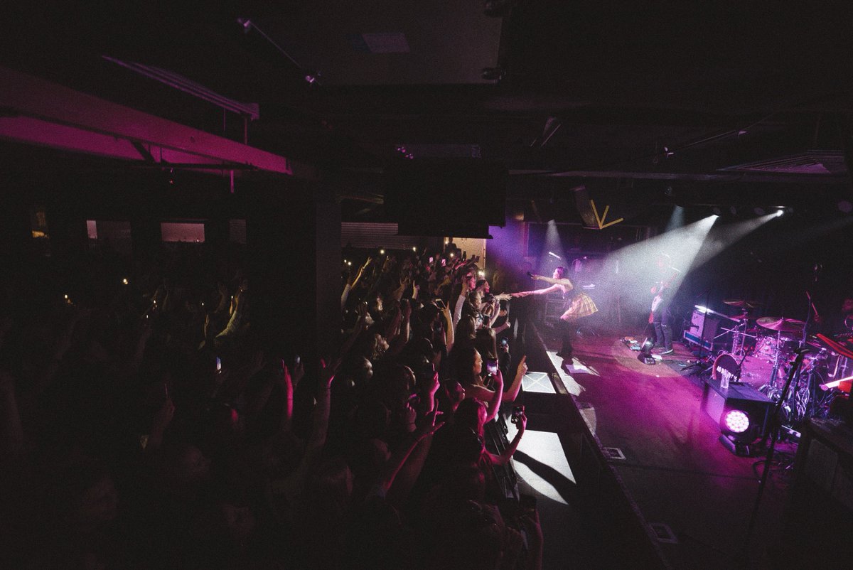 ConnorBrashier's tweet photo. manchester... best show yet⚡️🖤london what u got for us? https://t.co/EwfXy5deKh