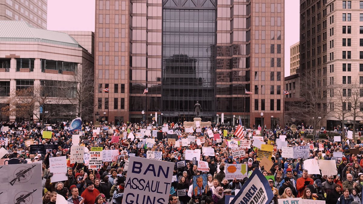 taroryga's tweet image. here’s the tea ladies: there are 1,682,031 students in ohio. one of our senators, rob portman, has received $3,061,941 from the nra. $3,061,941÷1,682,031 students = $1.82. the person representing us in congress prices our lives at $1.82. #MarchForOurLives