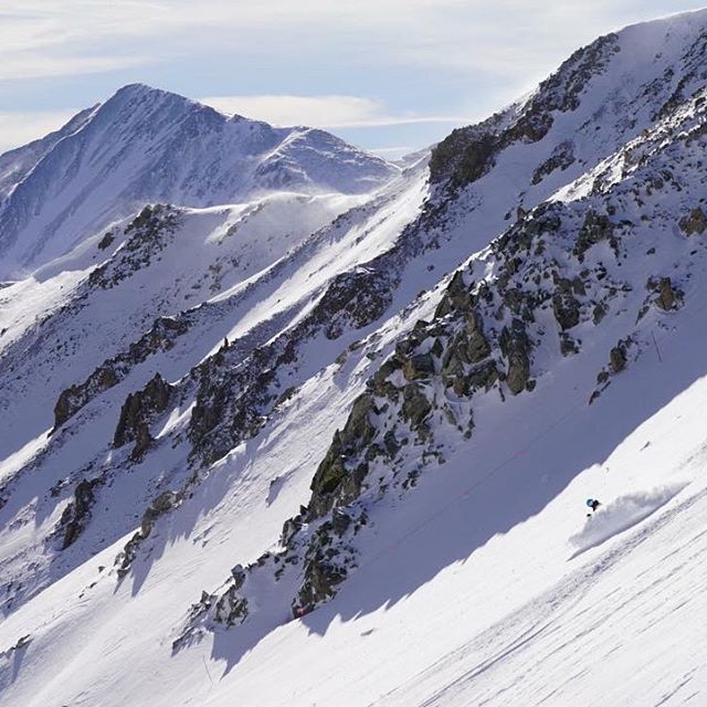 ColoradoMediaCo's tweet photo. Skiing Super Bowl on a sunny spring Saturday. 📷: @powderfactoryskis #lovelandskiarea #cowx #colorado https://t.co/0wvQngn8g5 https://t.co/15NPGD3W5f