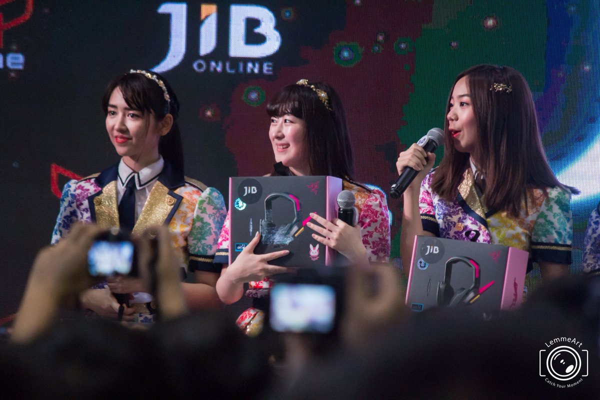 lemmeart's tweet photo. หน้าตาคนได้หูฟังฟรี ก็จะฟินๆหน่อย #BNK48 #JaneBNK48 #IzurinaBNK48 #PunBNK48 #JIB #commartconnect2018 #lemmeart https://t.co/f9NTQeGdwS