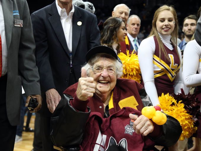 USATODAY's tweet image. #SisterJean celebrates after Loyola-Chicago's win over Kansas State in the Elite Eight. usat.ly/2pD3I6s #FinalFour #MarchMadness