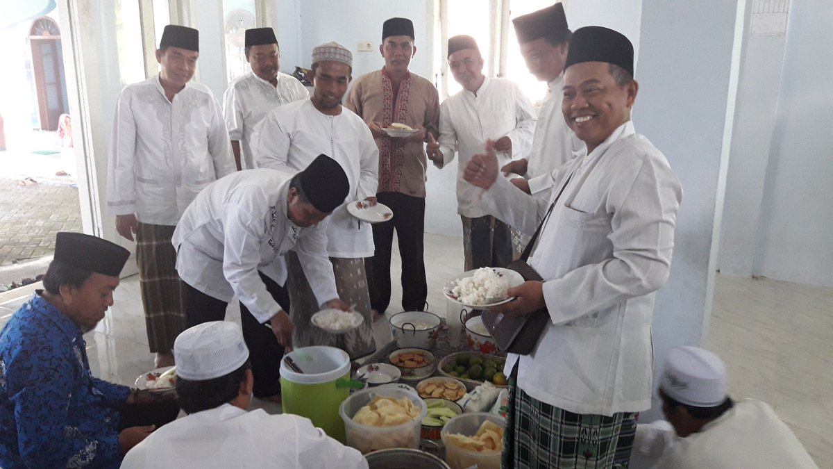 uptdblsari's tweet photo. Kendali Ibadah di masjid Nurul Huda dsn Bentengan dihadiri oleh dewan guru dan kepala sekolah bersama murid2nya...
Dengan diisi acara sholat dhuha berjamaah, isthighosah, dan tausiah.
@AzwarAnas_A3 @sulihtiyono3 https://t.co/4OtZHqXA8Z