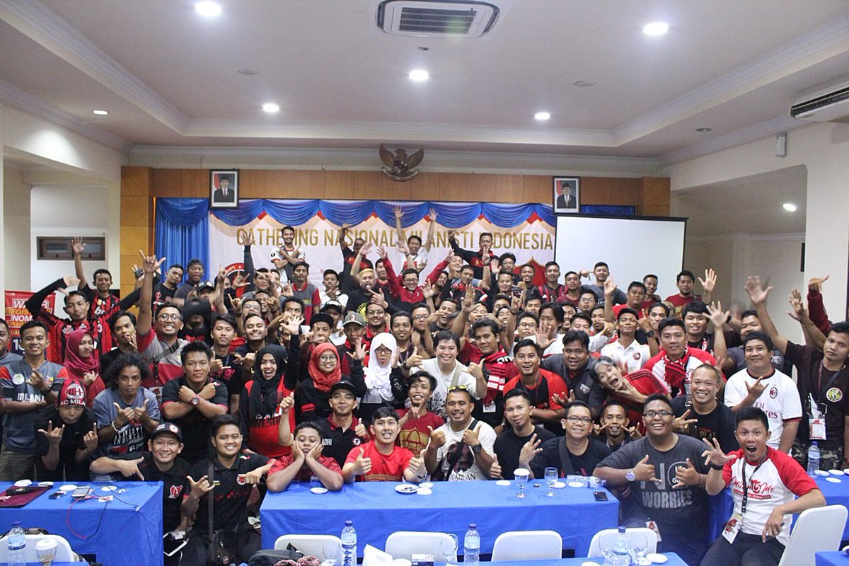 Sesi Foto bersama di malam Sarasehan @GATHNASMI2018 Lombok Seluruh perwakilan Sezione dan Basis. 
sampai ketemu kembali di malam Sarasehan dikota Kaltim tahun 2020 #MilanistiIndonesia #weareacmilan #ForzaMilan 👏👍😍😘🇮🇩⚽🤘