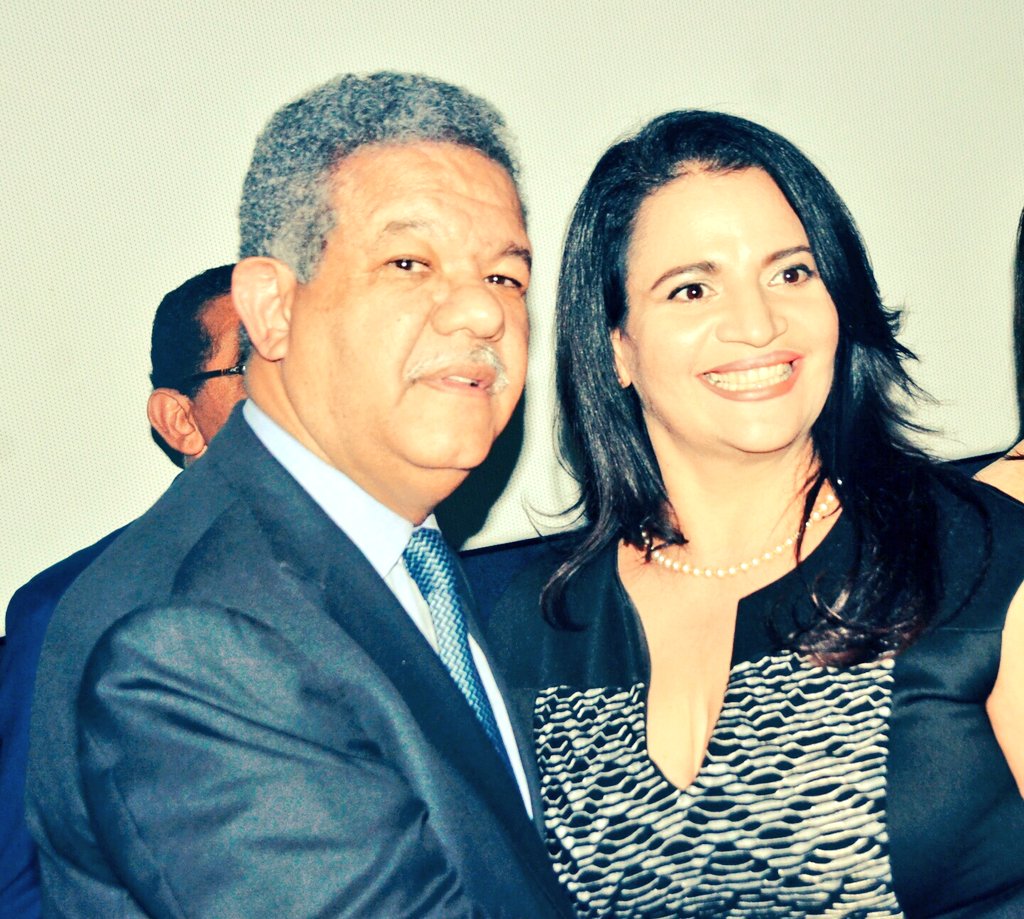 aguedavargas's tweet photo. A través del tiempo,  he tenido la oportunidad de conocer y ver en acción a muchos líderes   interactuar con las masas, pero esa magia que  transmite el presidente  del Partido de la Liberación Dominicana @LeonelFernandez  de conectar con el pueblo es difícil de superar. https://t.co/8TPZTNLgPT