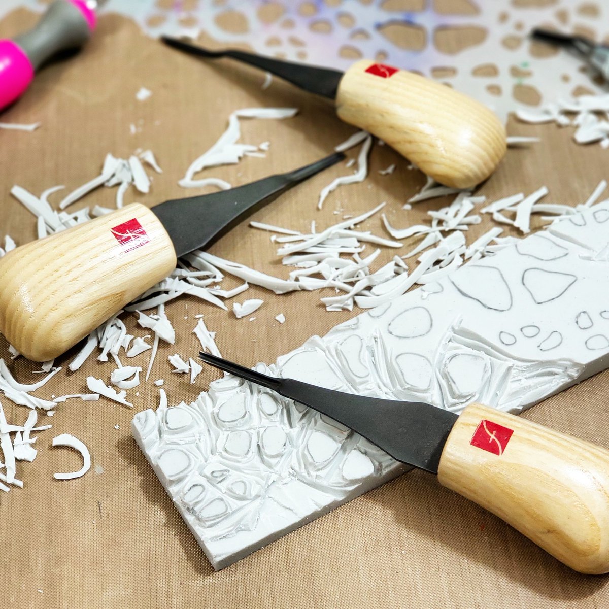 artandwhimsy's tweet image. Saturday night stamp carving. #ThisIsHowIParty
•
•
#stencilgirl #flexcut #handcarvedstamps #mixedmedia #artjournaling @stencilgirl