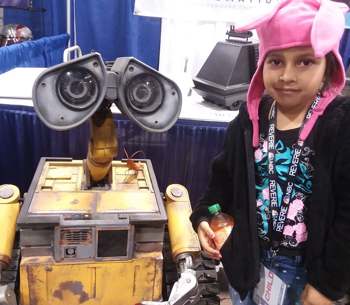 FritoCrash's tweet photo. #evilbaby found a life size #Walle at #WonderCon2018 #coolstuff #vlogger #fritocrash #FCOD #gamers #streamers #youtuber https://t.co/GKOuhzMSRJ