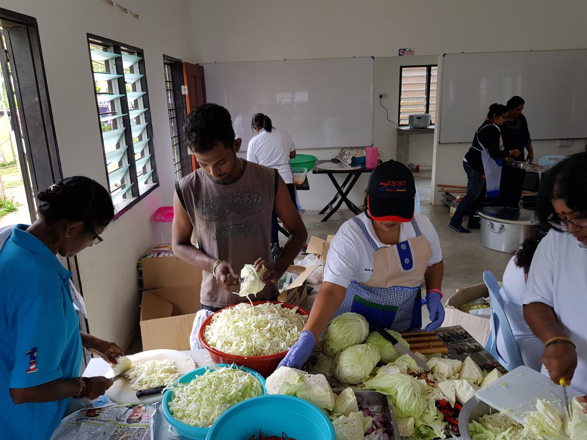 Sue99101979's tweet photo. Program anjuran myPPP Pahang bersama Tan Sri Kayveas mengambil tempat di Kampung Sg Tiang, Lembah Bertam bertujuan mengagihkan bantuan dapur turut bergotong royong memasak untuk 900 penduduk Orang Asal.
#P2BAM 
#myPPPSeriKuantan 
@m_kayveas @helentpg @elayppen  myPPP_HQ https://t.co/5PaJjWnosg