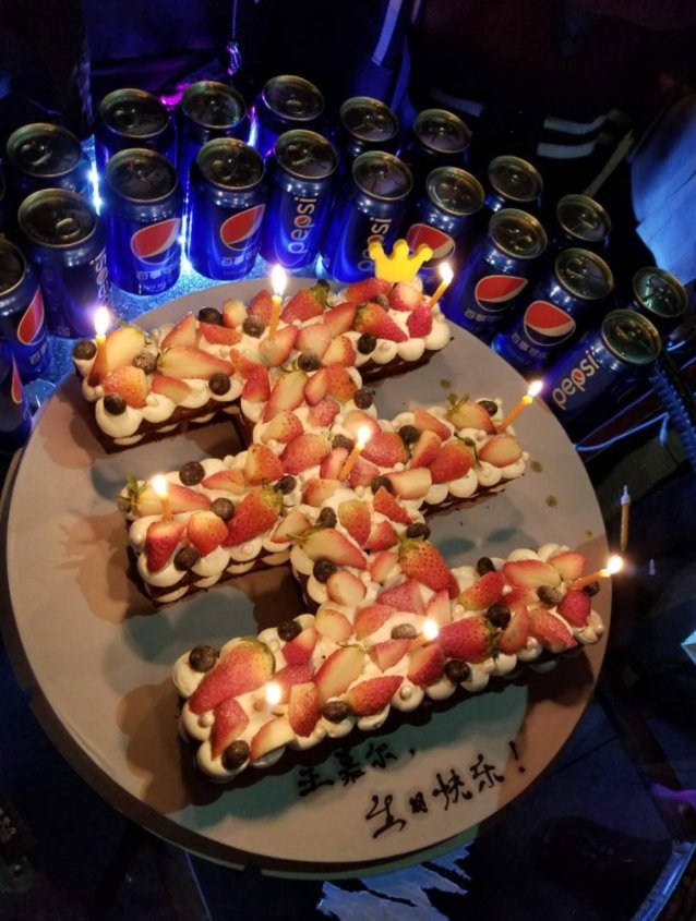 HeyYouNotYouYuu's tweet photo. Jackies had a lot of fun together while expressing our love for Jackson Wang over Pepsi and cake
#TEAMWANG #잭슨 #JacksonWang #王嘉爾 #王嘉尔 https://t.co/4Wk1xeZvN5