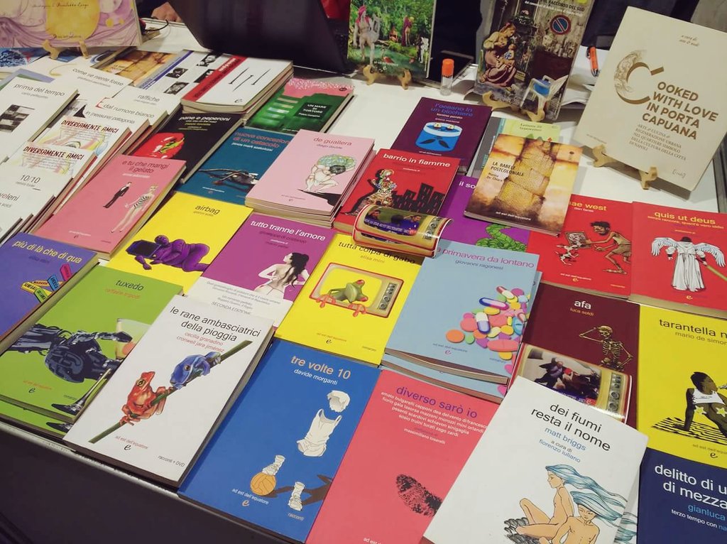 pdepromozione's tweet image. Nuova giornata a @BookPrideBP! Il coloratissimo stand di @adestdellequato (R10) è uno dei primi si incontrano entrando in Fiera. #bookpride18