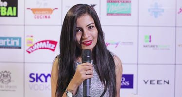 VikhroliCucina's tweet photo. What’s the mantra to be a good food critic? The Super Chatori, @MudraKeswani , winner of Best Restaurant Reviews #IFBA2016 spills beans on that and more https://t.co/QMjWzNoTr4 @FoodBloggerAI @shilpachips @GodrejAppliance @godrejprotekt @CartiniIndia #Throwback https://t.co/hDOi77MzpN
