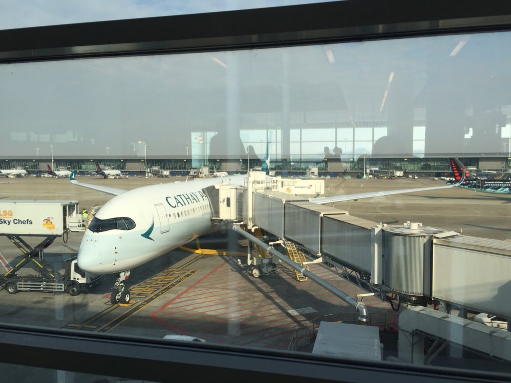 BrusselsAirport's tweet photo. As of today: 4 direct flights/week from Brussels to Hong Kong. A milestone! Welcome to #brusselsairport, @cathaypacific! https://t.co/j8bLj5k96w