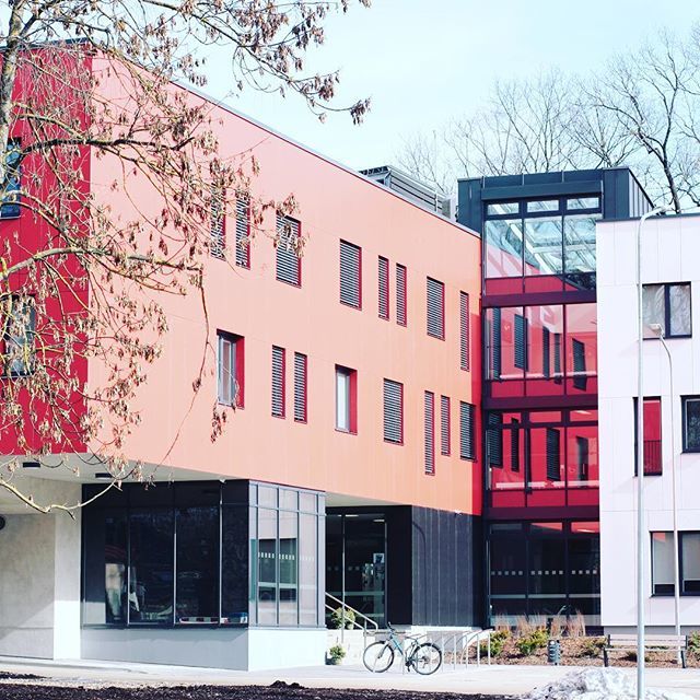 arhgeometrico's tweet photo. RSU studentu viesnīca. #latvia #riga #nams #velve #rsu #sky #red #white #glass #concrete #facade https://t.co/CxWC1bLnhp https://t.co/W4DM9aluIA