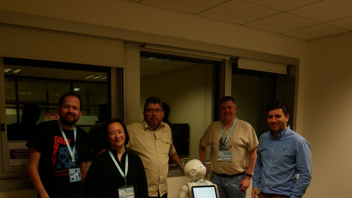 aymericw's tweet photo. La team PepperPals au #pepperhackathon2018 avec @jdemourgues @FollowEstelle @davesnowdon @KhodorAbouTaha @aymericw et @PepperTheRobot https://t.co/at73OT9rBN