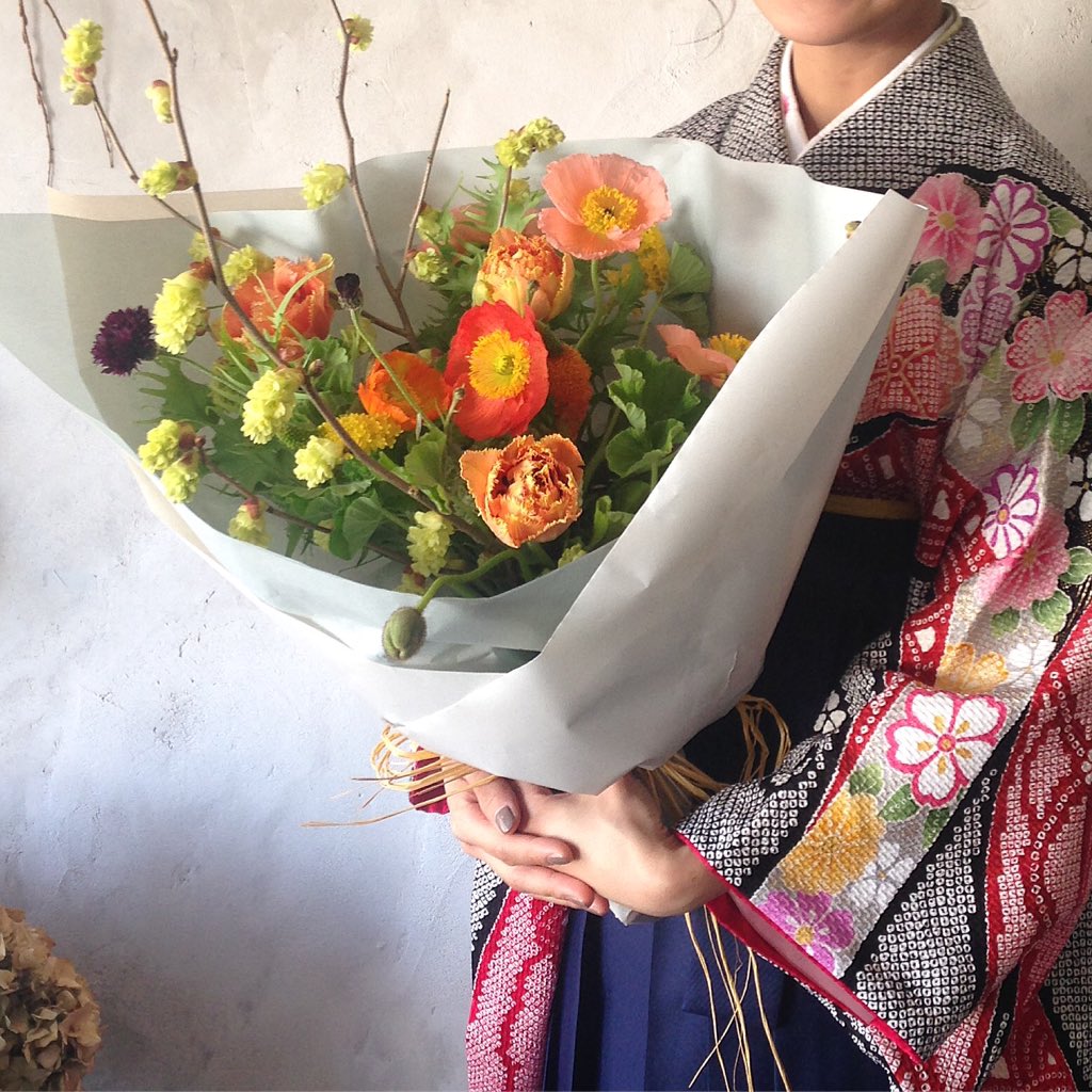 Iria Sachi Tanosaki お母さまへもお花を渡したいと ブーケをオーダーしてくれて 娘の卒業式に逆に花束もらっちゃったら 絶対泣いちゃうだろうな 良い日だ 彼女の成人式も髪飾り担当したから色々思い出しました T Co Semq6og4td Twitter