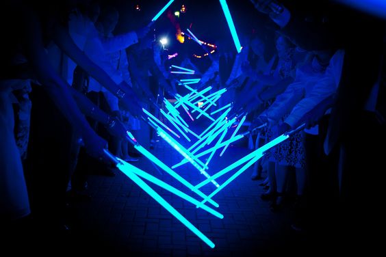¡Toma un Lightsaber y únete a nosotros en la pista de baile! #SizzyWedding