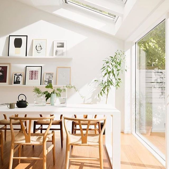 LavenderHomes's tweet photo. Wishbone chairs and natural light get me every time! https://t.co/PRlWu8pquB https://t.co/yNng6epytJ