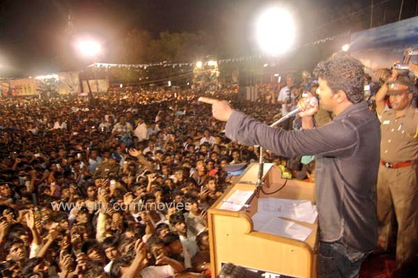 Team_VijayFc's tweet photo. Then: He Spoke Against #SriLanka Government For #TN Fishermens.

Haters Said That Here After #Vijay Film Will Not Give Gross In #SriLanka.

But Now #Mersal-The Highest Grosser In #SriLanka For All Tym😎 

#Thalapathy #Vijay #ThalapathyVijay 💕 @actorvijay @VijayFansTrends https://t.co/utVhZN9OtS