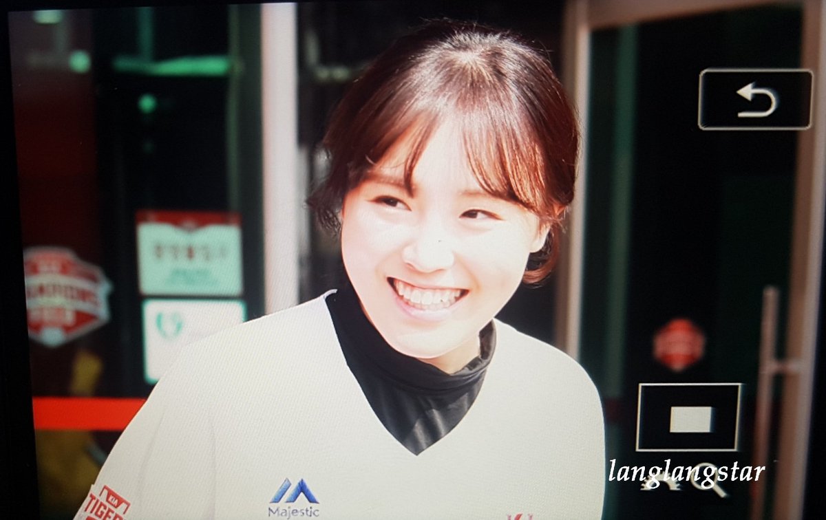 langlangstar822's tweet photo. 180325 기아 개막전 시구 퇴근 #김아랑 https://t.co/0x1vtdd9Fi