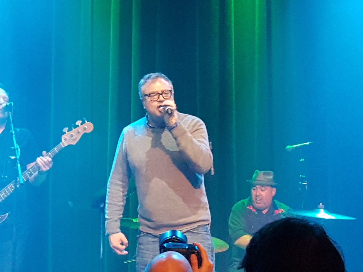 cinnamongirl818's tweet photo. If you missed the #JunoJam, you missed a surprise appearance by Steven Page... #BareNakedLadies #JunoAwards https://t.co/HAr8vt0q3s