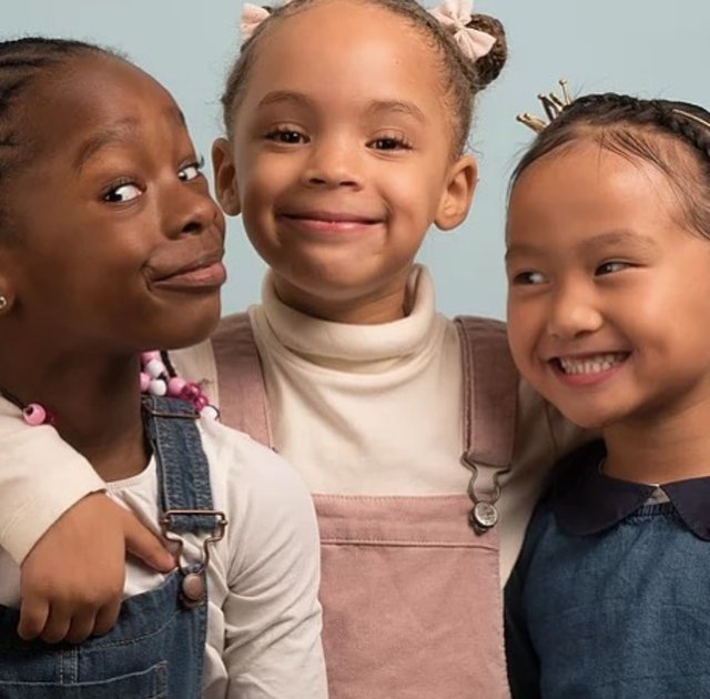 AdazeStyle's tweet photo. Hi peeps ! 
Ce matin recevez le chaleureux bonjour de trois charmantes beautés... 
#bonjour #dimanche #weekend #salutations #enfants #beauté #cheveux #sourire #follow #coiffure #adaeze #belle #amazing #kids #fashion https://t.co/BgPHiIQR1Z