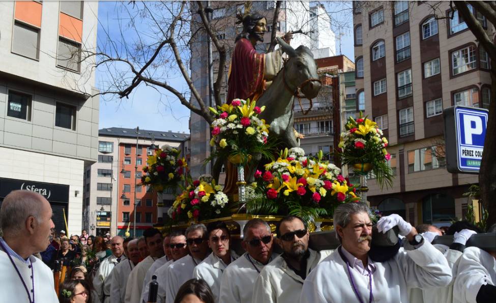 Hoy es Domingo de Ramos. Por la mañana tenemos la procesión de las Palmas a las 12:00 en la iglesia de San Pedro (plaza de lazurtegui)