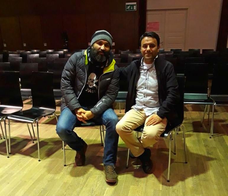 kopuntuofficial's tweet photo. @barisatay Türkiye'de sahnelemesi yasaklanan "Sadece Diktatör" oyununun Berlin gösterimi sonrası Kopuntu'ya konuştu: “Diktatör olsa oynayamazsın diyorlar, zaten oynayamıyorum” https://t.co/fWZhqyIwzU https://t.co/5Fa35HHA5C
