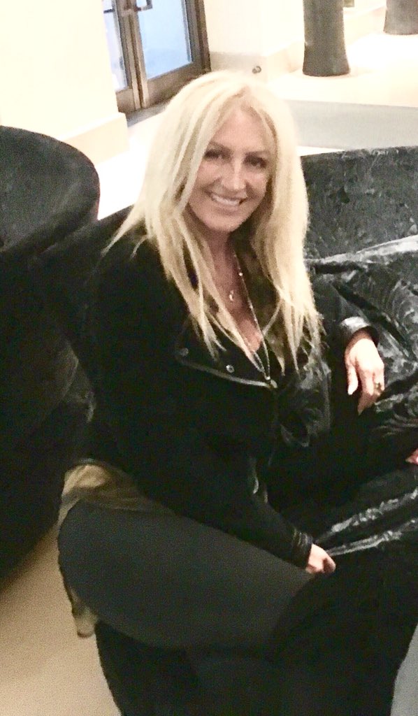 Karina_Miller_'s tweet photo. Smile at someone today, Happy Sunday peeps #smile #smiling faces #BeHappy #HappySunday #spreadsomehappinesstoday #smileateveryone #loveoneanother #lovelife https://t.co/ufca37DmSY