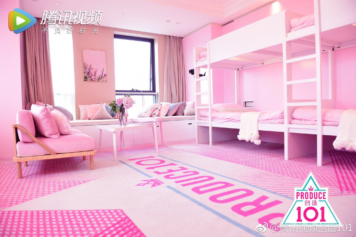 Yuliciouss's tweet photo. รูปห้องพักเทรนนี่ของปะดิ๊วจีน เทียบกับเกาแล้ว ลู้เลยนะคะว่าเม็ดเงินมันต่างกัน 😂 https://t.co/dZ4HifViYo