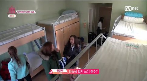 Yuliciouss's tweet photo. รูปห้องพักเทรนนี่ของปะดิ๊วจีน เทียบกับเกาแล้ว ลู้เลยนะคะว่าเม็ดเงินมันต่างกัน 😂 https://t.co/dZ4HifViYo
