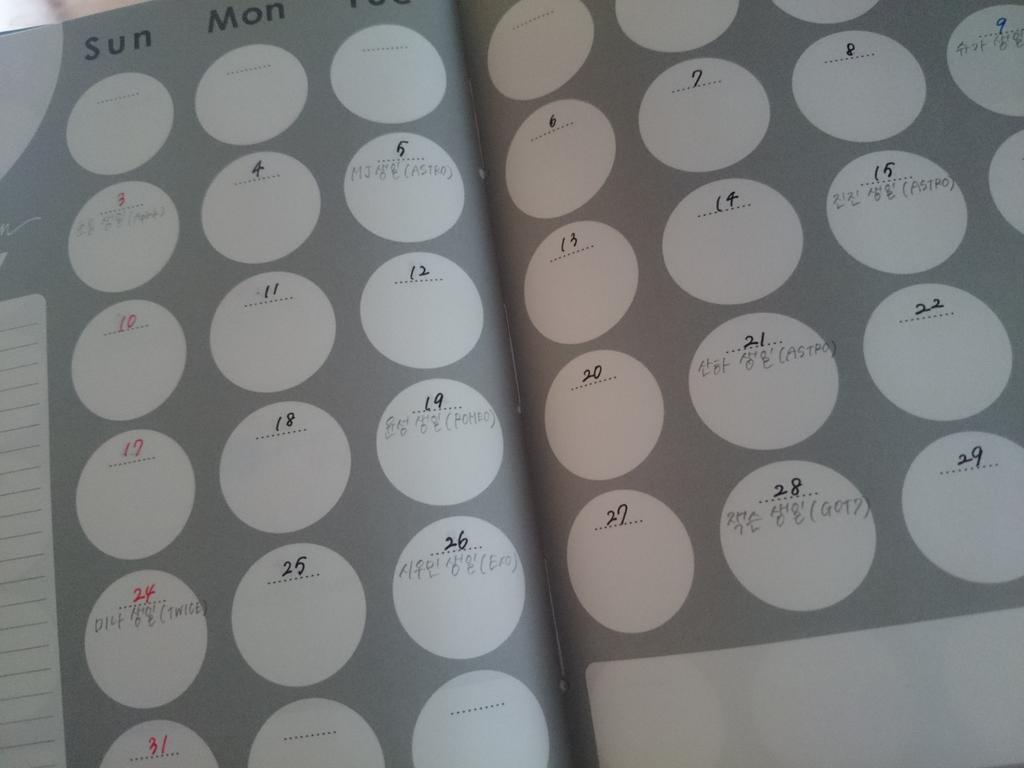 ___astro_arh's tweet photo. セブチのスケジュール帳に
けーぽのセンイルとか書いてた！
書いてほしい人いたらセンイル教えて！
即書くよ、 https://t.co/NuCzs61MtG