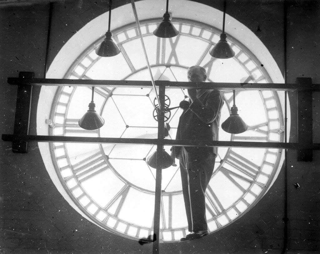 BarnsArchives's tweet photo. 🕒 #clocksgoforward this weekend #Britishsummertime
📸 Barnsley Town Hall clock just after it was installed in 1933. https://t.co/fVLEKYOgky