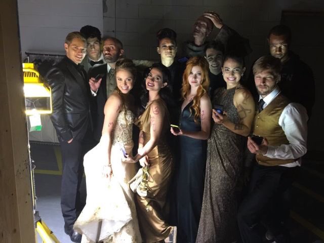 ⋆       ✷
　　　 + ·             * 
 *     　G r a c i a s    a todos 　 * * 　  +  por sus buenos deseos
y el acompañarnos en *
        *     Este día tan especial .   
 ✷　　  　   *              * 
　#SizzyWedding 　✷