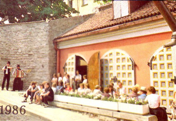 retrofotod's tweet photo. Pikk jalg Cafe — 1986
https://t.co/KdQ23UkmxH
#1980s #80s #retro #ретро #photo #фото #foto #history #история #ajalugu #street #улица #tänav #cafe #кафе #kohvik #oldtown #старыйгород #vanalinn #love #this #city #ussr #ссср #tallinn #estonia https://t.co/g5mhIZ6fx0