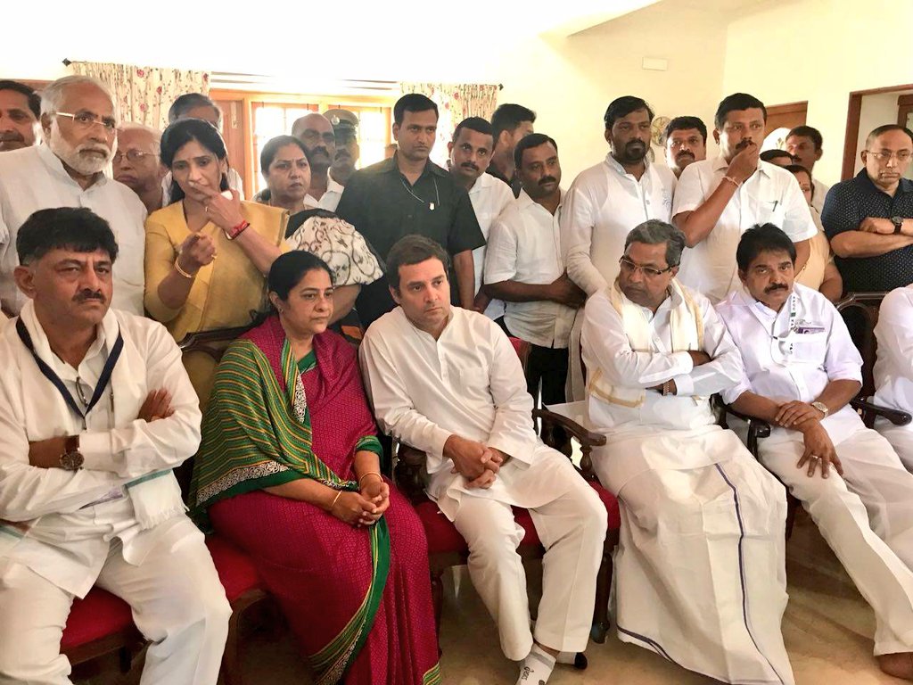 INCKarnataka's tweet photo. ಕಾಂಗ್ರೆಸ್ ನ ರಾಷ್ಟ್ರೀಯ ಅಧ್ಯಕ್ಷರಾದ @RahulGandhi ಅವರು ನಿನ್ನೆ ವಿಧಿವಶರಾದಂತಹ ಬೇಲೂರು ಕ್ಷೇತ್ರದ ಹಾಲಿ ಕಾಂಗ್ರೆಸ್ ಪಕ್ಷದ ಶಾಸಕರಾದ ದಿವಂಗತ ಶ್ರೀ ರುದ್ರೇಶ್ ಗೌಡ ಅವರ ಅಂತಿಮ ದರ್ಶನಕ್ಕೆ ತೆರಳಿ ಅವರ ಕುಟುಂಬದವರಿಗೆ ಸಾಂತ್ವನವನ್ನು ಹೇ���ಿದರು. https://t.co/ai1PuMmMMl