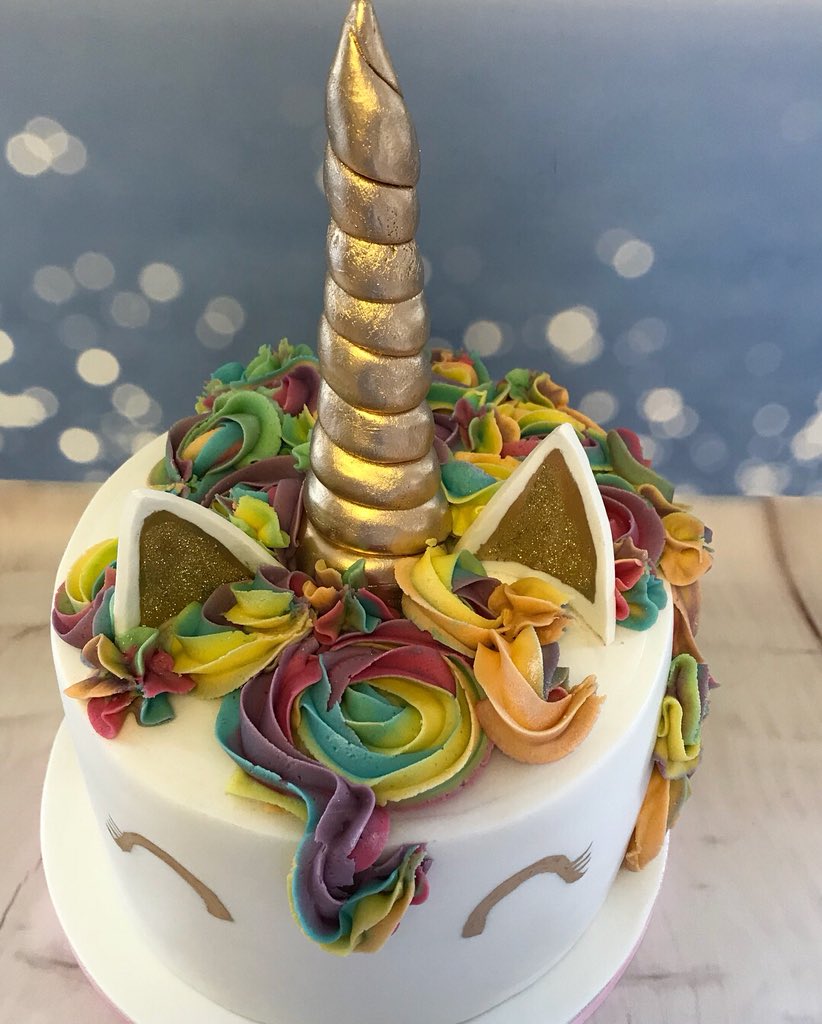 TheCakeShack1's tweet image. This weeks cake was all Rainbows 🌈 glitter ✨ and unicorns 🦄 #unicorncake #rainbows #cakelife #cakedecorating #happybirthday