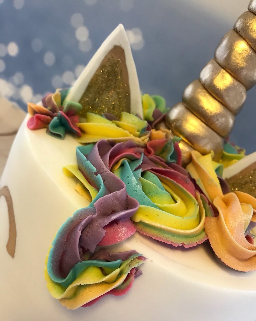 TheCakeShack1's tweet image. This weeks cake was all Rainbows 🌈 glitter ✨ and unicorns 🦄 #unicorncake #rainbows #cakelife #cakedecorating #happybirthday