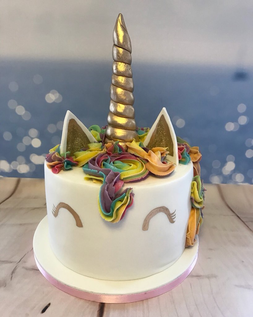 TheCakeShack1's tweet image. This weeks cake was all Rainbows 🌈 glitter ✨ and unicorns 🦄 #unicorncake #rainbows #cakelife #cakedecorating #happybirthday